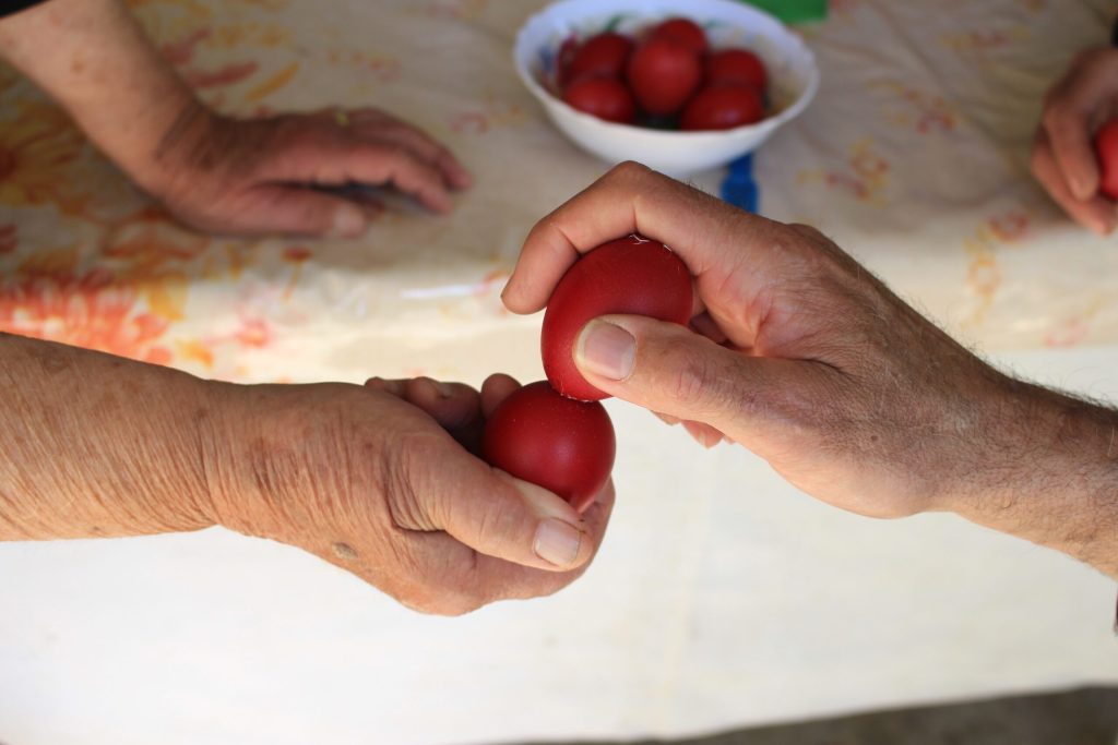 Γιατί τσουγκρίζουμε κόκκινα αυγά το Πάσχα; – Τι λέει η παράδοση (βίντεο)