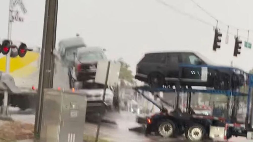 Τρομακτικό ατύχημα στις ΗΠΑ: Τρένο συγκρούστηκε με φορτηγό γεμάτο αυτοκίνητα που κόλλησε στις γραμμές