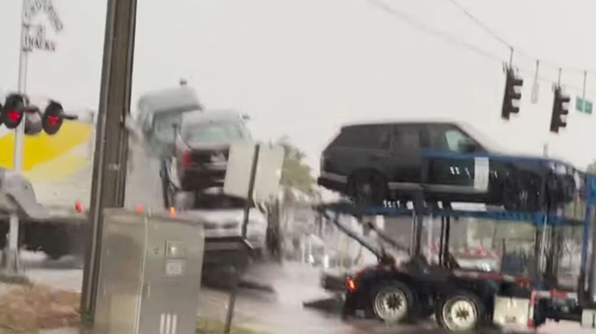 Τρομακτικό ατύχημα στις ΗΠΑ: Τρένο συγκρούστηκε με φορτηγό γεμάτο αυτοκίνητα που κόλλησε στις γραμμές