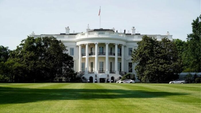 Λευκός Οίκος: Καταδικάζει τον νόμο που απαγορεύει την άμβλωση μετά την έκτη εβδομάδα της εγκυμοσύνης στη Φλόριντα