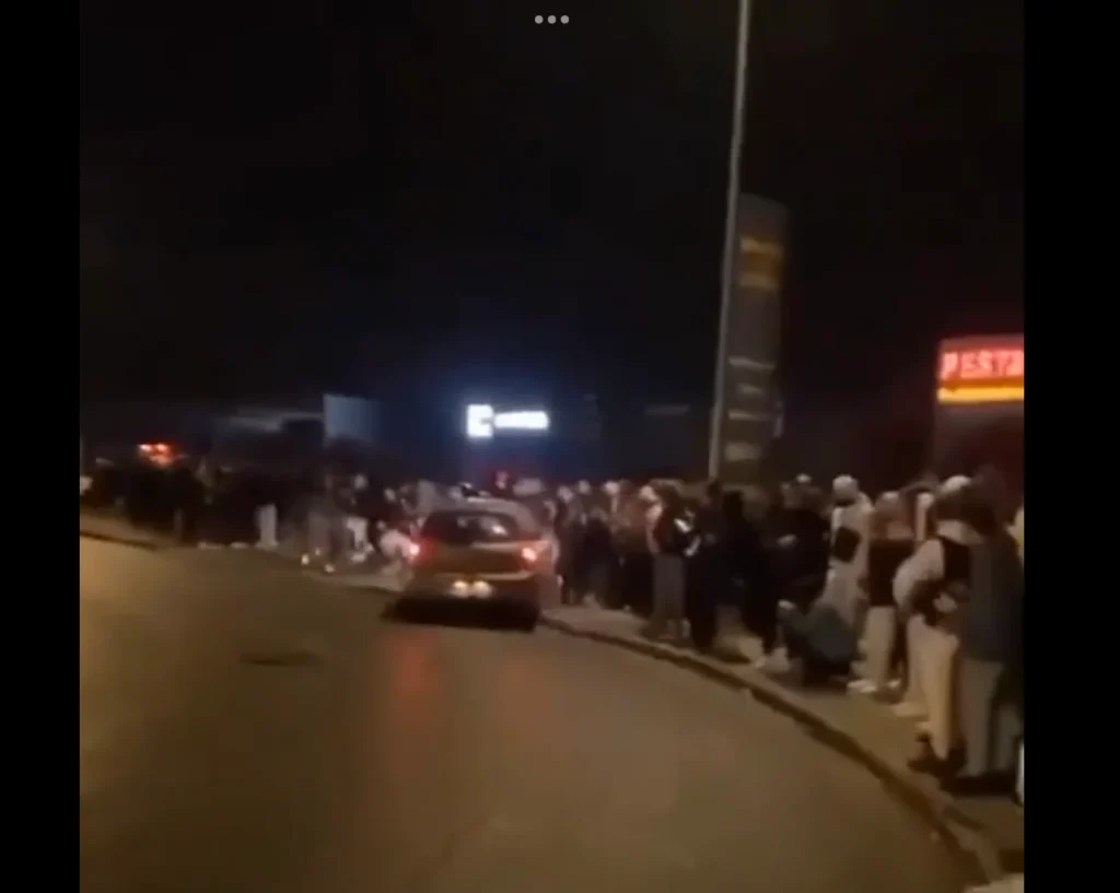 Γαλλία: Η στιγμή που αυτοκίνητο στο Μπορντό πέφτει πάνω στο πλήθος – Επτά τραυματίες (βίντεο)