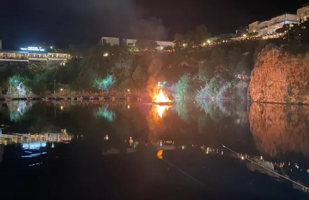 Ηράκλειο: Αναβίωσε το έθιμο του καψίματος του Ιούδα στη λίμνη του Αγίου Νικολάου (βίντεο)