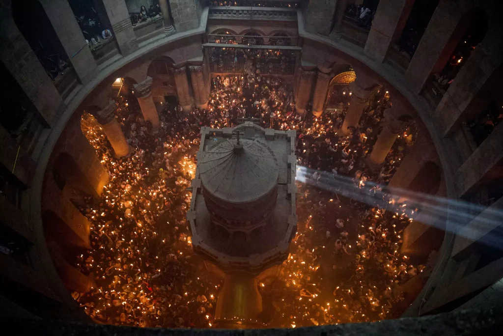 Σκόπια: Παρέλαβαν για πρώτη φορά  το Άγιο Φώς από τα Ιεροσόλυμα