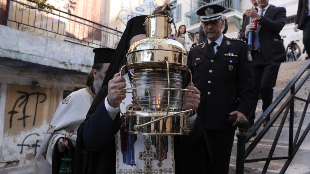Στις 7:30 το απόγευμα φτάνει στην Αθήνα το Άγιο Φως