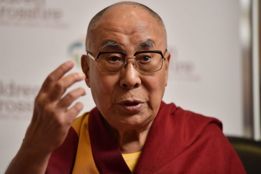 Δαλάι Λάμα: Όταν χάιδεψε το πόδι της Lady Gaga σε ζωντανή μετάδοση (βίντεο)