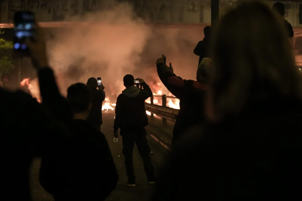 Δείτε βίντεο από το πιο εκρηκτικό έθιμο της Ανάστασης στην Αθήνα (βίντεο)