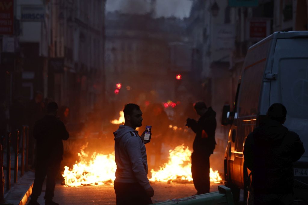 Γαλλία: Σφοδρές συγκρούσεις Αστυνομίας και διαδηλωτών – «Ξέχνα τους Ολυμπιακούς Αγώνες» λένε στον Ε.Μακρόν (βίντεο)
