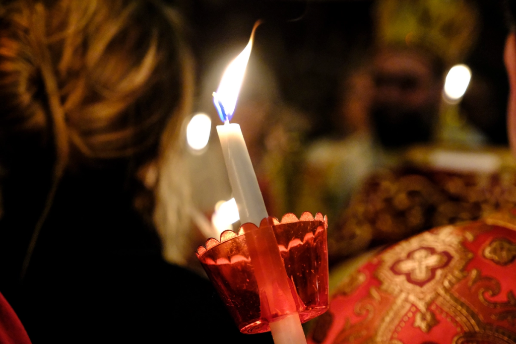 Δείτε τι να κάνετε αν σας πέσει κερί από τη λαμπάδα στα ρούχα – Πώς θα το αφαιρέσετε