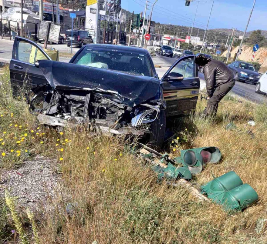 Τροχαίο δυστύχημα στη Λεωφόρο Βάρης – Κορωπίου: Αυτοκίνητο παραβίασε το κόκκινο – Νεκρή μια 76χρονη (φώτο)