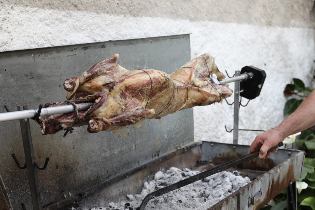 Γιατί σουβλίζουμε αρνί την Κυριακή του Πάσχα; – Το έθιμο και οι συμβολισμοί του