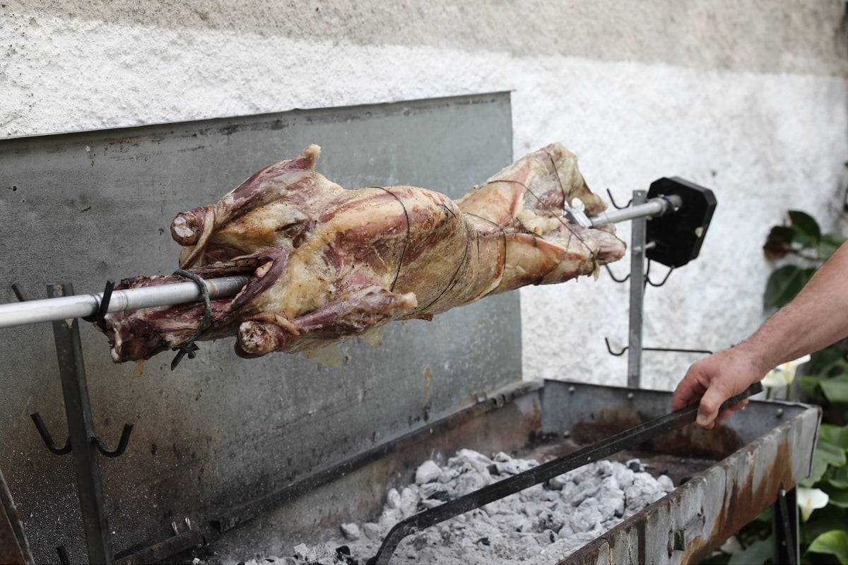 Γιατί σουβλίζουμε αρνί την Κυριακή του Πάσχα; – Το έθιμο και οι συμβολισμοί του
