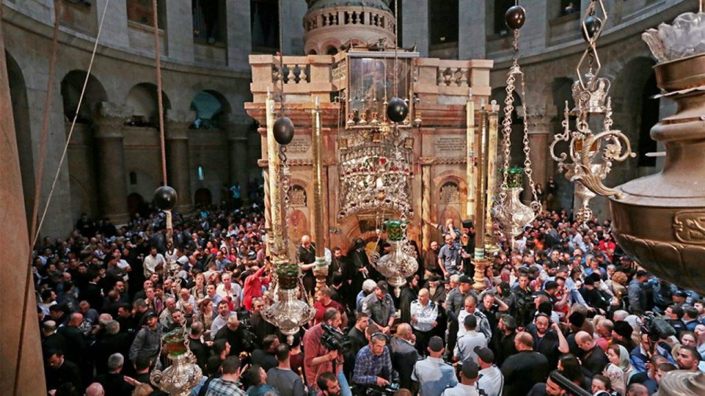 Μόλις 1.600 φέτος οι πιστοί στον Πανάγιο Τάφο για την Αφή του Αγίου Φωτός – Γιατί περιορίστηκαν τόσο πολύ;