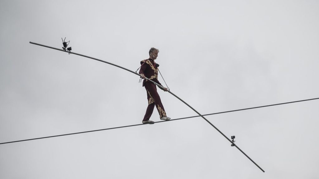 Εντυπωσιακές εικόνες: Τολμηρός ακροβάτης διέσχισε τον Δούναβη πάνω σε τεντωμένο σχοινί (βίντεο)