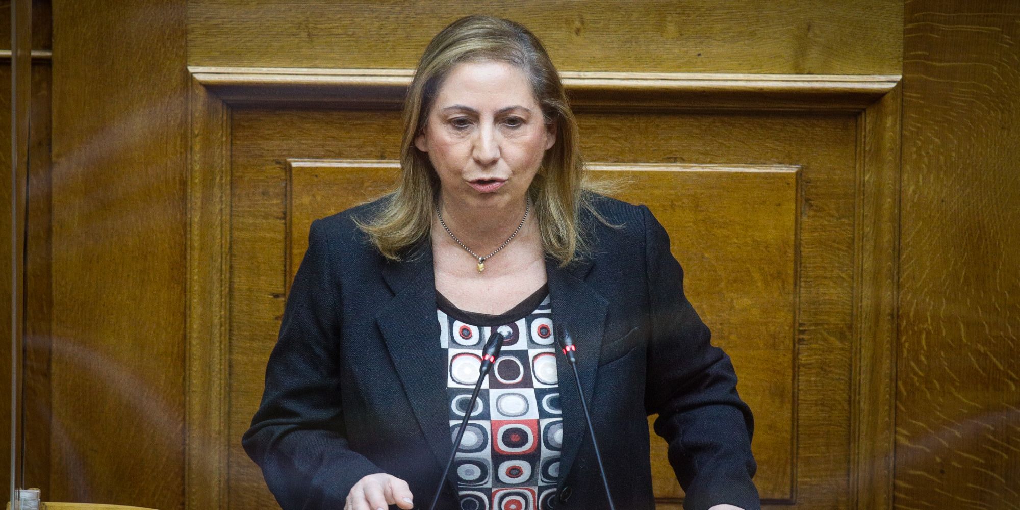 Άρπαξαν φωτιά τα μαλλιά της Ξενογιαννακοπούλου στην Μητρόπολη! (βίντεο)