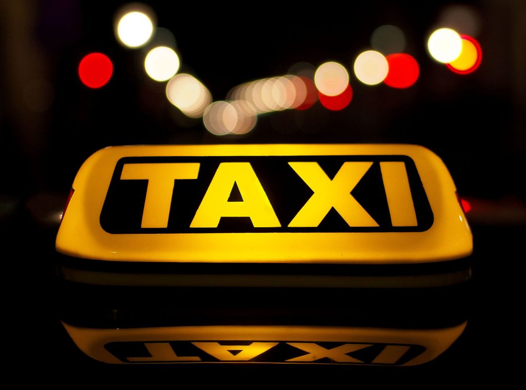 Έχει γίνει viral στο TikTok: Το απλό κόλπο μιας γυναίκας για την ασφάλειά της όταν μπαίνει σε ταξί (βίντεο)
