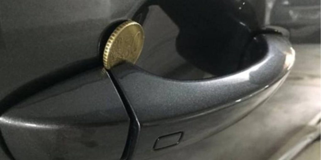 Το νέο κόλπο με το κέρμα που χρησιμοποιούν οι κλέφτες αυτοκινήτων (βίντεο)