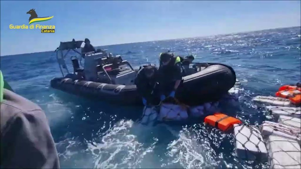 Ιταλία: Γέμισε κοκαΐνη η θάλασσα της Σικελίας – Ψάρεψαν από τα νερά 70 δέματα με δύο τόνους