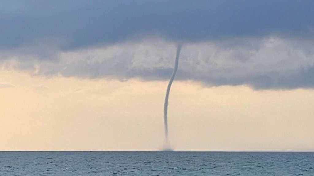 Εντυπωσιακές εικόνες από την «βόλτα» υδροστροβίλου ανοιχτά της Κέρκυρας (βίντεο)