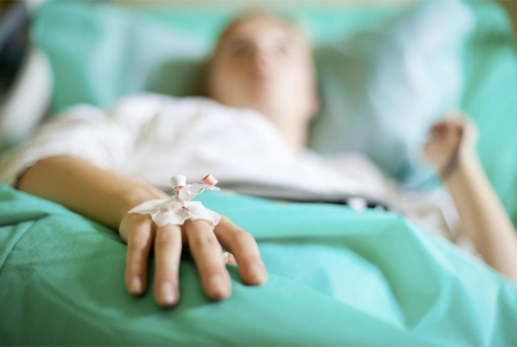 Αχαΐα: 65χρονη ήπιε αντί για νερό… νέφτι – Κατέληξε διασωληνωμένη στο νοσοκομείο Πατρών