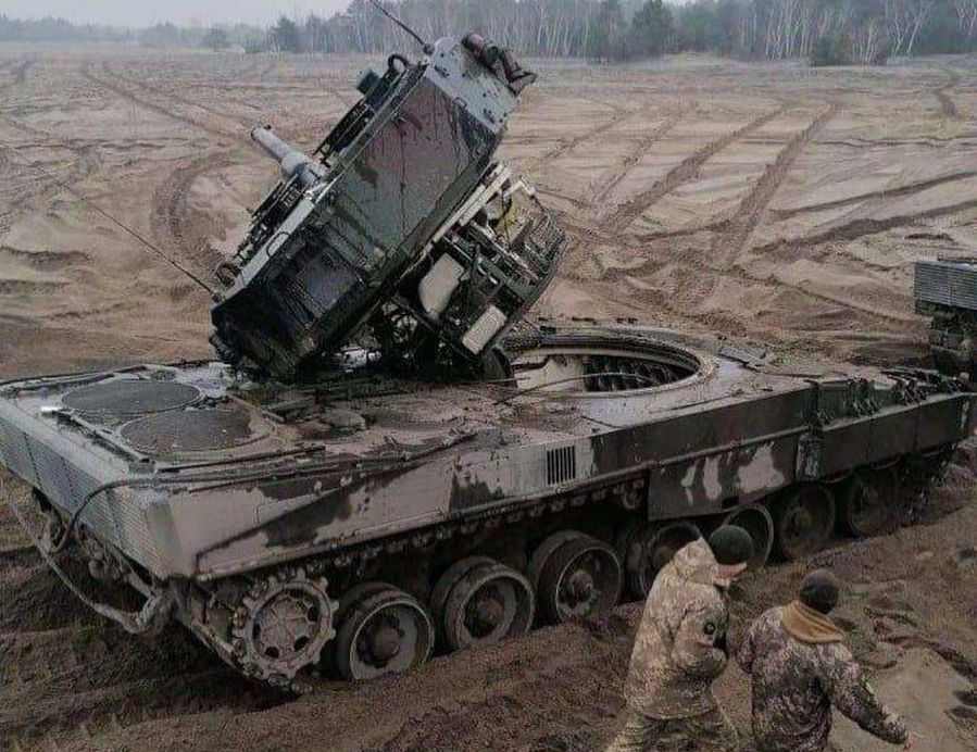 Ατύχημα σε εκπαίδευση Leopard 2A4: Φέρεται να συγκρούστηκαν μεταξύ τους – Ανατίναξαν την οροφή του πυργίσκου (εικόνα)