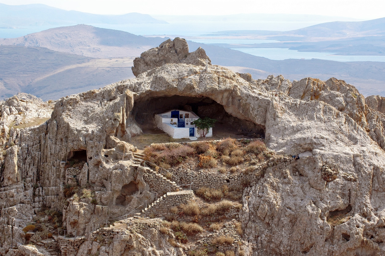 Αξίζει να τις επισκεφθείτε τουλάχιστον μία φορά: Αυτές είναι οι πέντε πιο παράξενες εκκλησίες της Ελλάδας (φώτο)
