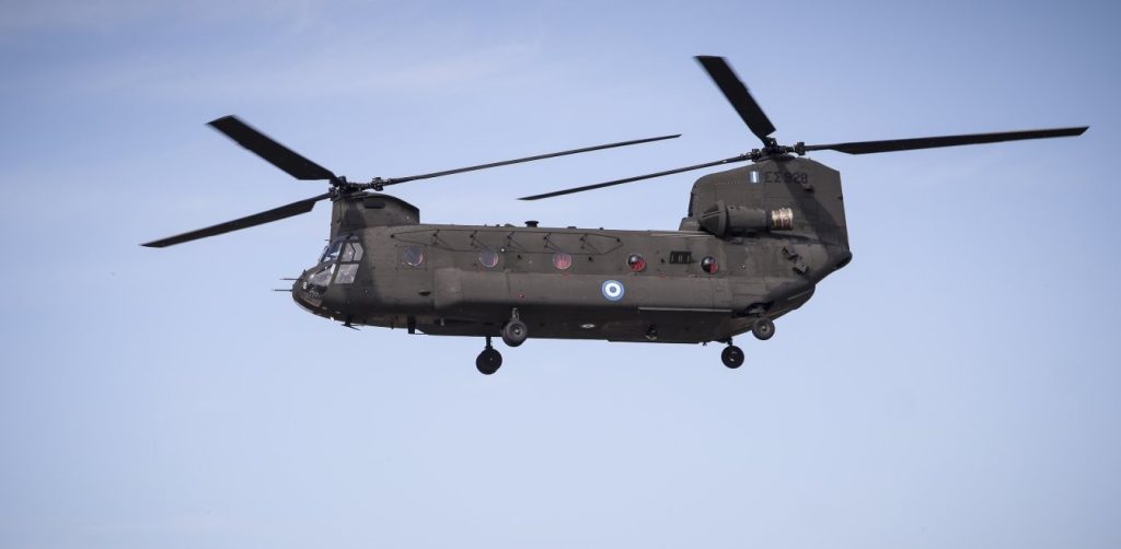 «Σμήνος» από ελικόπτερα τύπου Σινούκ πέταξαν πάνω από τη Θεσσαλονίκη (βίντεο)