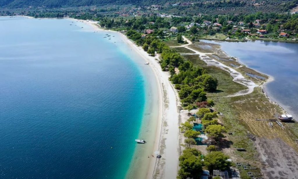 Φτερωτή Χαλκιδικής: Η λιμνοθάλασσα με τα πεντακάθαρα νερά που είναι ιδανική για μικρούς και μεγάλους (βίντεο)