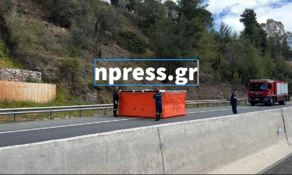 Αίγιο: Ουρά χιλιομέτρων στην Ολυμπία Οδό – Γυναίκα απειλεί να πέσει από τη γέφυρα (βίντεο)