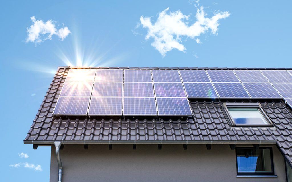 «Φωτοβολταϊκά στη Στέγη»: Ποιοι θα λάβουν επιδότηση έως και 16.000 ευρώ – Πότε ξεκινούν οι αιτήσεις