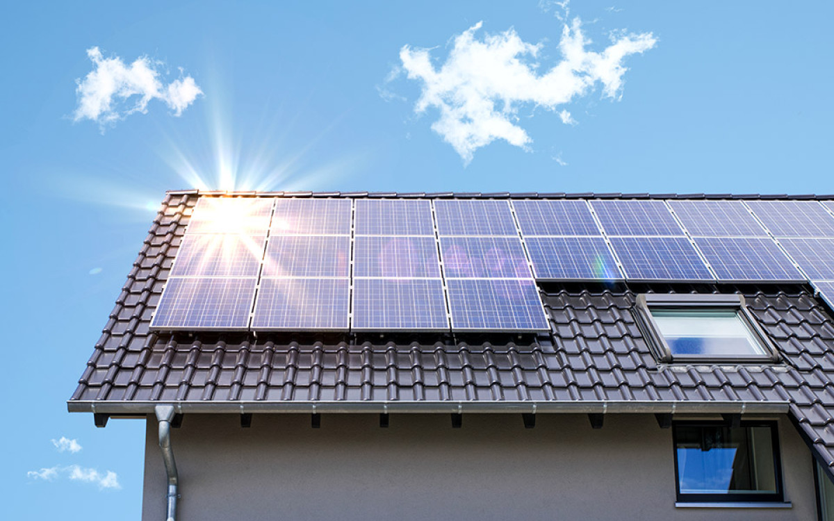 «Φωτοβολταϊκά στη Στέγη»: Ποιοι θα λάβουν επιδότηση έως και 16.000 ευρώ – Πότε ξεκινούν οι αιτήσεις