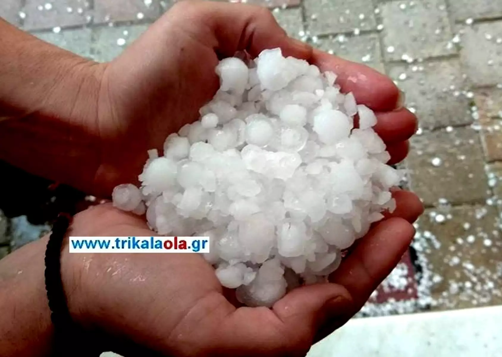 Τρίκαλα: Χαλάζι σε μέγεθος φουντουκιού κάλυψε τους δρόμους