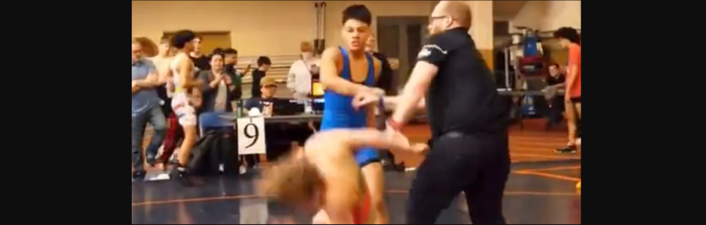 ΗΠΑ: Νεαρός παλαιστής δεν άντεξε την ήττα του και έριξε γροθιά στο πρόσωπο στον αντίπαλό του (βίντεο)