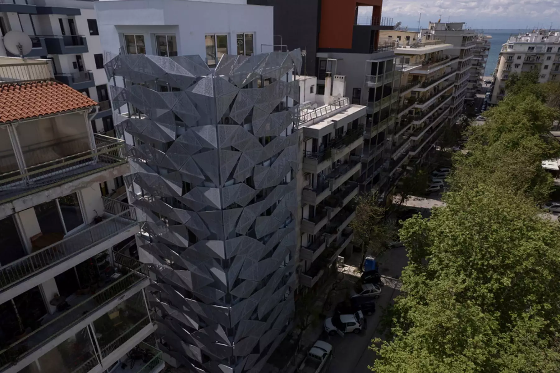 Εντυπωσιακό θέαμα στη Θεσσαλονίκη: Κτίριο αλλάζει χρώματα ανάλογα με τον καιρό (φωτό)