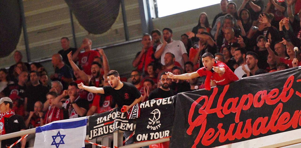 ΑΕΚ: Επίθεση των οπαδών της Χάποελ με βεγγαλικά και κροτίδες στο ξενοδοχείο που μένει η αποστολή