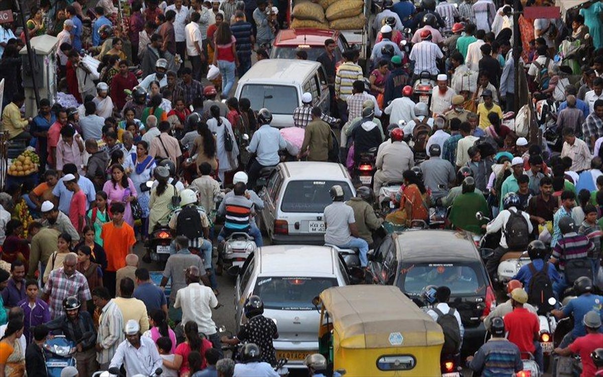 Η Ινδία «εκτοπίζει» την Κίνα – Θα την ξεπεράσει σε πληθυσμό μέχρι τα μέσα του 2023