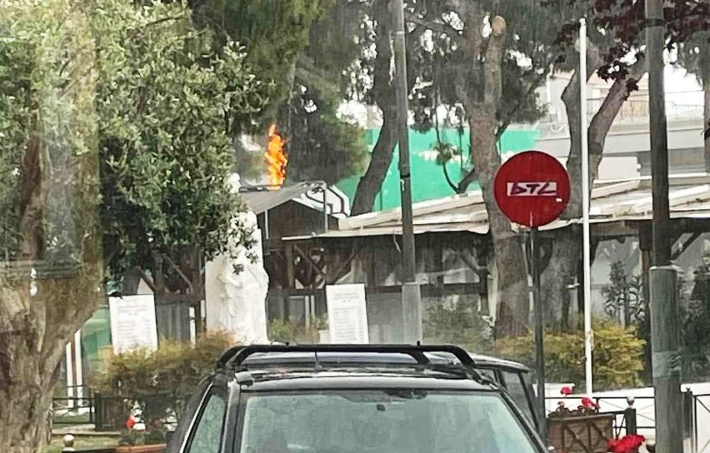 Κεραυνός έπεσε δίπλα σε καφετέρια στο Μαρούσι – Πήραν φωτιά τα δέντρα