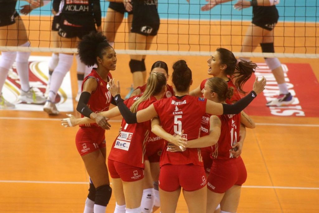 Βόλεϊ γυναικών: Ο Ολυμπιακός νίκησε εκτός έδρας τον ΠΑΟΚ και απέκτησε προβάδισμα πρόκρισης στους τελικούς