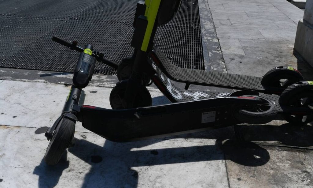 Δύο τροχαία δυστυχήματα σε Πάρο και Μύκονο με ηλεκτρικά πατίνια – Κατέλεξαν ένας 26χρονος και ένας 42χρονος