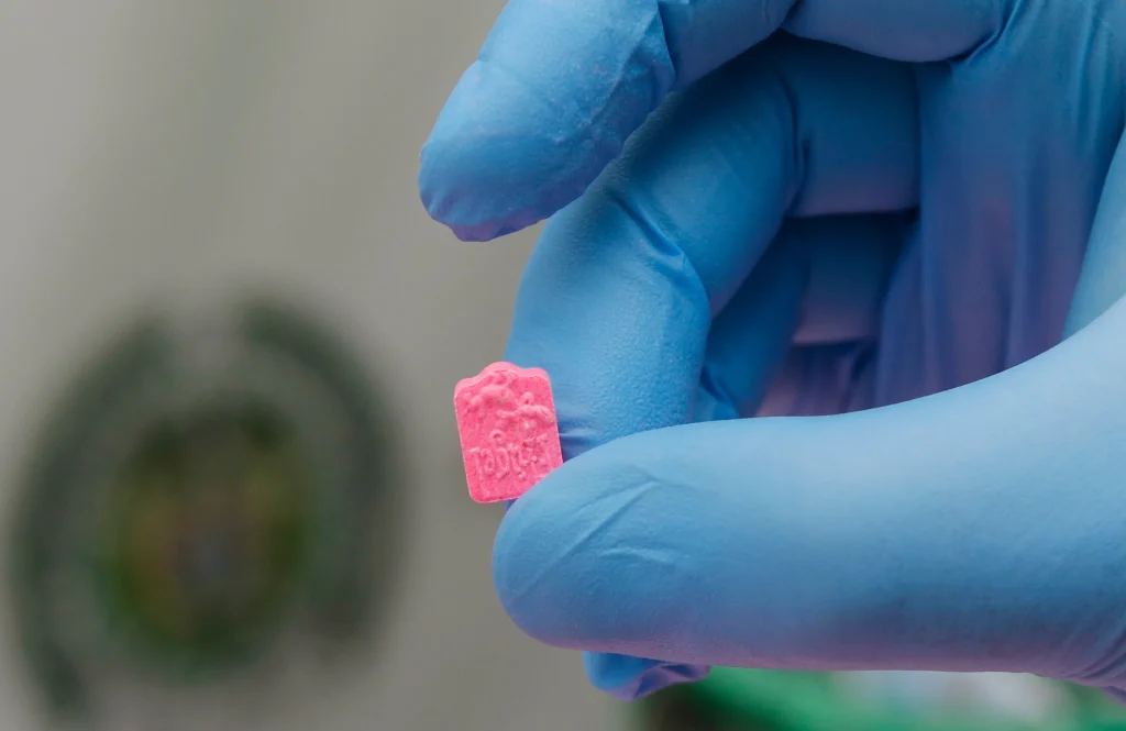 Γαλλία: Κοριτσάκι 2 ετών βρήκε χάπι έκστασης στα πράγματα της μητέρας του και το έβαλε στη μύτη του