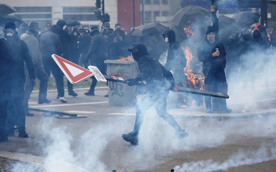 Σκηνές χάους στη Γαλλία: Διαδηλωτές εισέβαλαν στο Χρηματιστήριο στο Παρίσι (βίντεο)