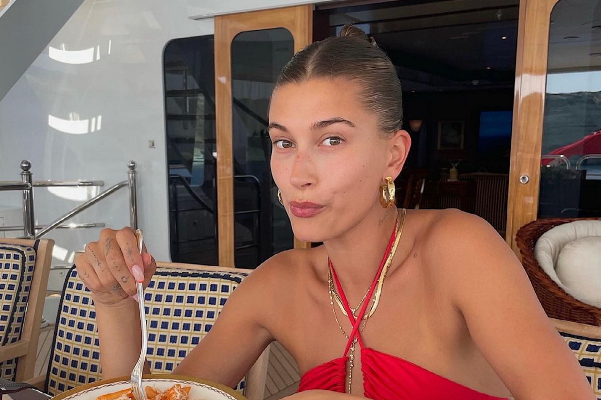 Χέιλι Μπίμπερ: Ποζάρει με μπικίνι στο Instagram και το κορμί της «λιώνει» τον ανδρικό πληθυσμό