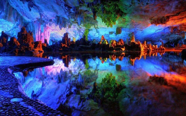Reed Flute: Πανδαισία χρωμάτων σε φυσικό σπήλαιο δημιουργεί «μαγικό» θέαμα (φωτο)