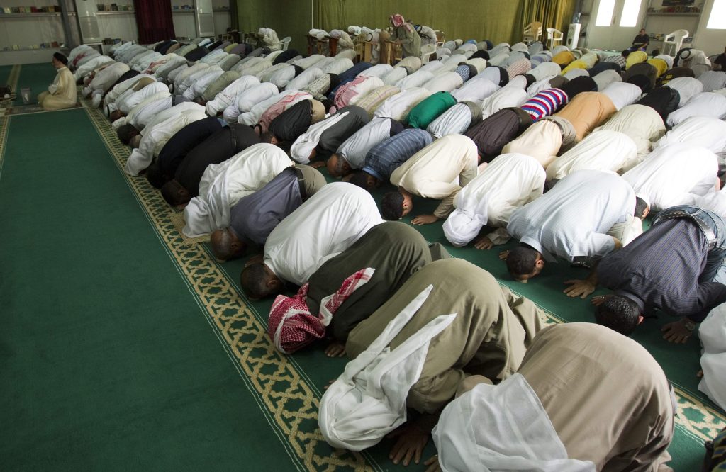 Εικόνες μιας «άλλης» Ελλάδας: Εκατοντάδες μουσουλμάνοι στο κέντρο της Αθήνας