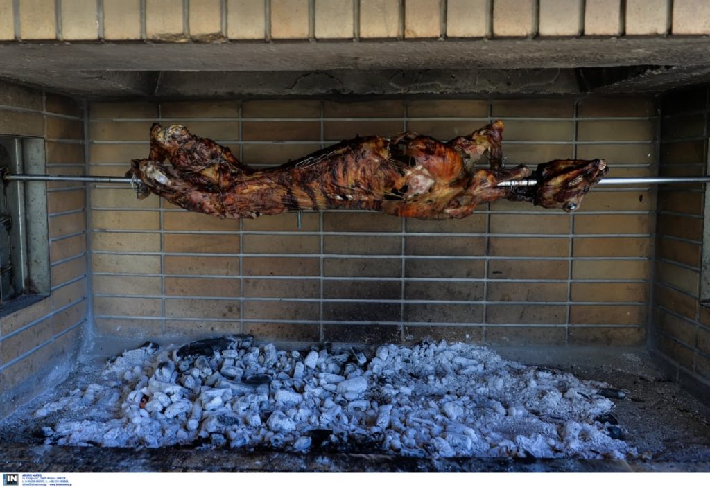 Θεσσαλονίκη: «Μάχη» για τη ζωή του στην εντατική δίνει πατέρας που πήρε φωτιά την ώρα που σούβλιζε το αρνί