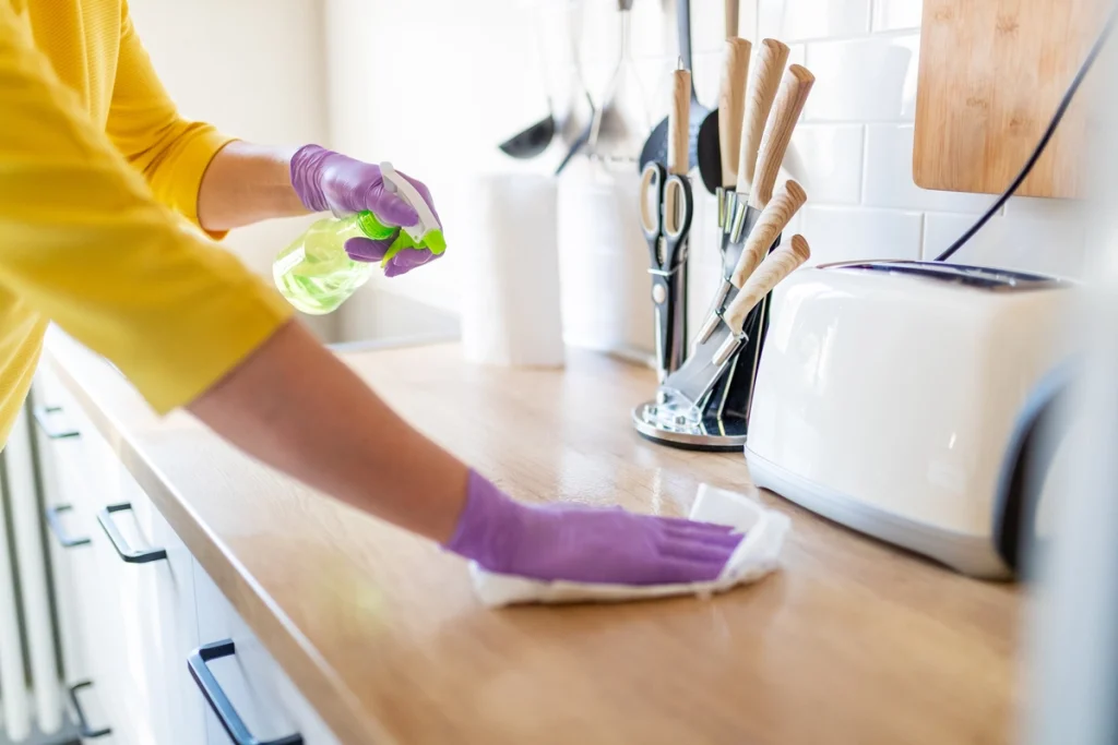 Τα τρία κόλπα που θα σας βοηθήσουν να καθαρίσετε πιο εύκολα και γρήγορα το σπίτι