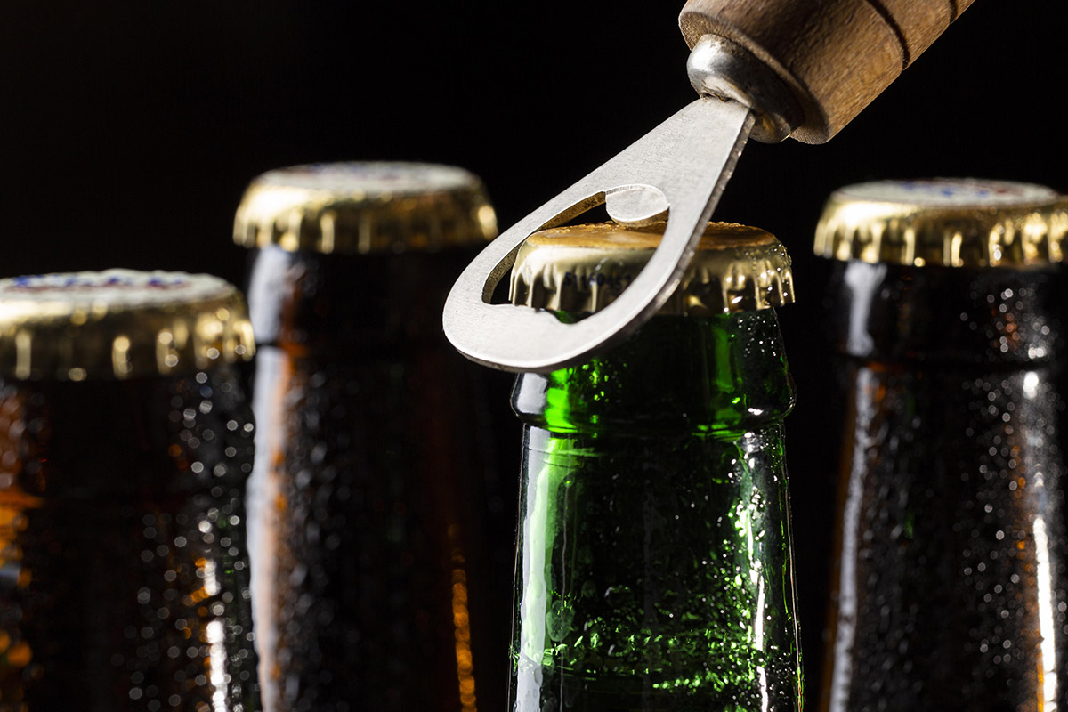 Νέα έρευνα: H μπίρα είναι πιο νόστιμη σε μπουκάλι ή σε κουτάκι;