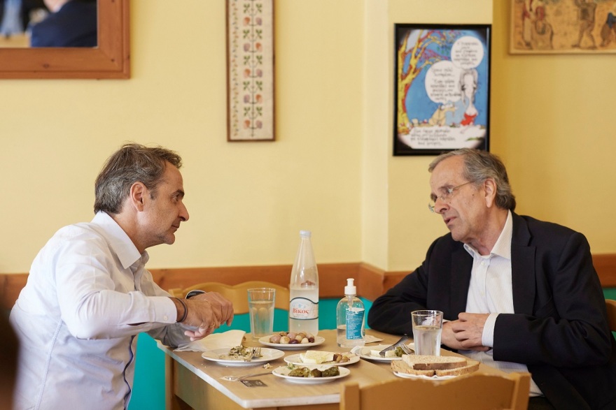 Καλαμάτα: Σαμαράς και Μητσοτάκης στο ίδιο τραπέζι έφαγαν ψητό γουρουνόπουλο και ντολμαδάκια