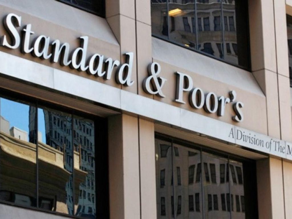 Standard & Poor’s: Στο ΒΒ+ παραμένει η ελληνική οικονομία