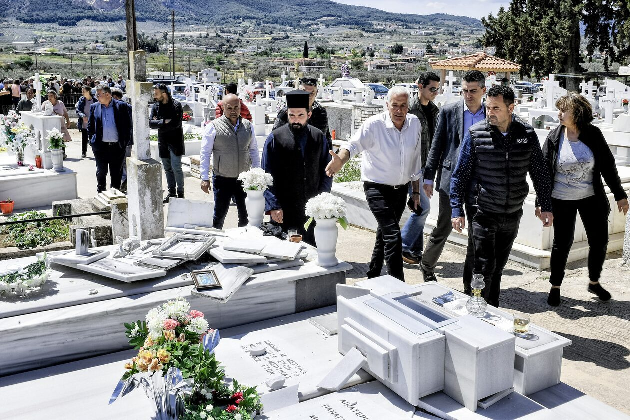 Κόρινθος: Ανήλικοι οι δράστες των βανδαλισμών στο κοιμητήριο Εξαμιλίων – Η ανακοίνωση της ΕΛ.ΑΣ (φώτο)
