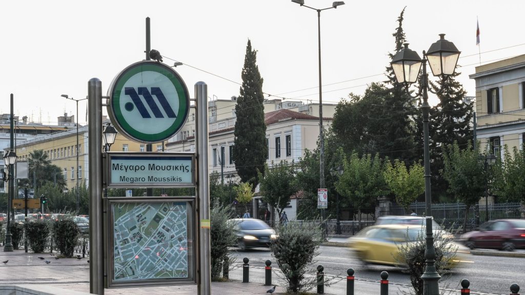 «Μέγαρο Μουσικής»: Άνδρας βρέθηκε σε ημιλιπόθυμη κατάσταση μέσα στο σταθμό (φώτο)